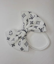 Load image into Gallery viewer, White &amp; Gray L.V Headwrap &amp; Bows
